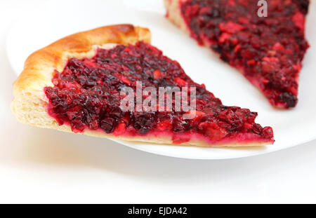 Pezzo di apple e cowberry jelly torta sulla piastra bianca Foto Stock