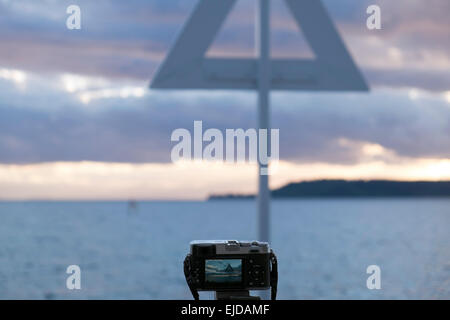 Fujifilm X100 fotocamera impostata su un treppiede con scena visibile nel lunotto al Lago Taupo, Nuova Zelanda. Foto Stock