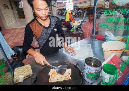 Cambogia Siem Reap, Pub Street, uomo rendendo Crepes Foto Stock