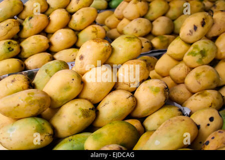 Pile di manghi per la vendita in un mercato Foto Stock