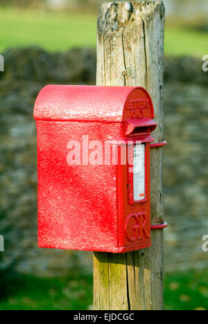 Old Red Letter Box con solo lettere iscrizione su di essa Inghilterra UK Europa Foto Stock