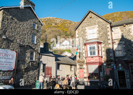 Avendo le bevande in una giornata di sole di fronte a Tal-y-Don Hotel,pub nel centro di Barmouth,Gwynedd,il Galles del Nord,Galles. Foto Stock