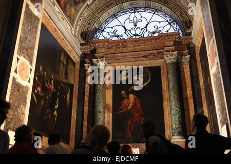 Ispirazione di San Matteo. La pittura di Caravaggio nella cappella Contarelli in San Luigi dei Francesi chiesa in Roma, Italia. Foto Stock