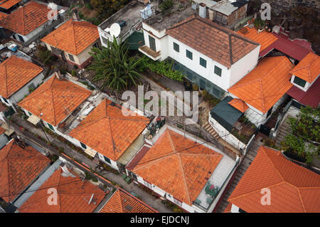 Tetti rossi delle case di Funchal dal Monte a Madeira Foto Stock