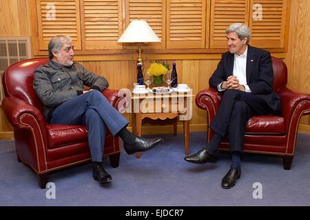 Il Segretario di Stato americano John Kerry incontra Afghan Chief Executive Abdullah Abdullah durante U.S.-dialoghi afgano circa la sicurezza regionale, di divulgazione e di transizione economica in Holly Cabin a Camp David Marzo 23, 2015 a Thurmont, Maryland. Foto Stock