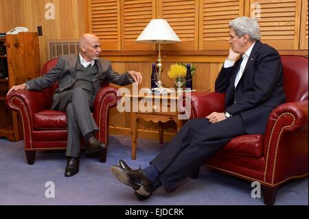 Il Segretario di Stato americano John Kerry incontra il Presidente afghano Ashraf Ghani durante U.S.-dialoghi afgano circa la sicurezza regionale, di divulgazione e di transizione economica in Holly Cabin a Camp David Marzo 23, 2015 a Thurmont, Maryland. Foto Stock