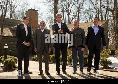 Il Segretario di Stato americano John Kerry i gesti per i media come segretario del Tesoro Jack Lew, il Presidente afghano Ashraf Ghani afghana Chief Executive Abdullah Abdullah e il Segretario della Difesa di cenere sorriso carter prima di un incontro a Camp David Marzo 23, 2015 a Thurmont, Maryland. Foto Stock