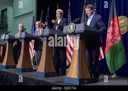 Il Segretario di Stato americano John Kerry parla ai media come il Presidente afghano Ashraf Ghani afghana Chief Executive Abdullah Abdullah e il Segretario della Difesa Ash Carter guarda su durante una news il conferencein Hackberry Hangar a Camp David Marzo 23, 2015 a Thurmont, Maryland. Foto Stock