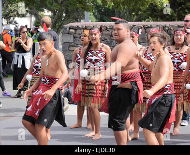 Auckland, Nuova Zelanda. Il 24 marzo 2015. Giovani maori Haka eseguire il grido di guerra la danza al di fuori della ICC Cricket World Cup 2015 in Eden Park Rugby Stadium durante la semifinale partita internazionale di un giorno ODI match tra la Nuova Zelanda e il Sud Africa in Auckland in Nuova Zelanda Martedì, Marzo 24, 2015. Credito: Aloysius Patrimonio/Alamy Live News Foto Stock