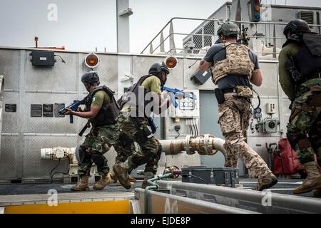 Militari nigeriani in operazioni speciali e commandos U.S Navy Seal ai membri del team di prendere parte ad una visita, scheda, ricerca e sequestro praticare a bordo i militari Sealift il comando congiunto del ad alta velocità a nave USNS Spearhead come parte di Obangame Express, 20 marzo 2015 nel Golfo di Guinea. Foto Stock