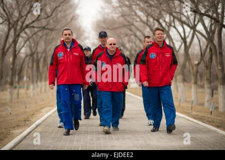 Stazione Spaziale Internazionale Expedition 43 astronauta della NASA Scott Kelly e cosmonauti russo Gennady Padalka e Mikhail Kornienko a piedi con il backup i membri dell'equipaggio Sergei Volkov e Alexey Ovchinin e l'astronauta della NASA Jeff Williams lungo il viale dei cosmonauti dove due lunghi filari di alberi sono tutti contrassegnati con il nome e l'anno del membro di equipaggio che li piantati a partire da Yuri Gagarin Marzo 21, 2015 di Baikonur in Kazakhstan. Kelly e cosmonauti Mikhail Kornienko e Gennady Padalka lancio nel loro Soyuz TMA-16M navicella spaziale il 28 marzo per un anno lunga missione a bordo della ISS. Foto Stock