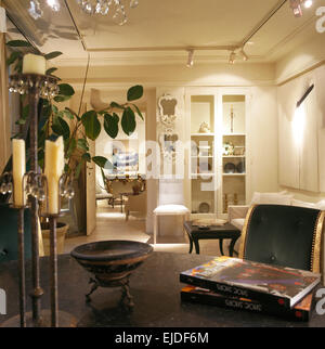 Candelieri in alto sulla tavola in bianco degli anni novanta sala da pranzo con illuminazione pista Foto Stock