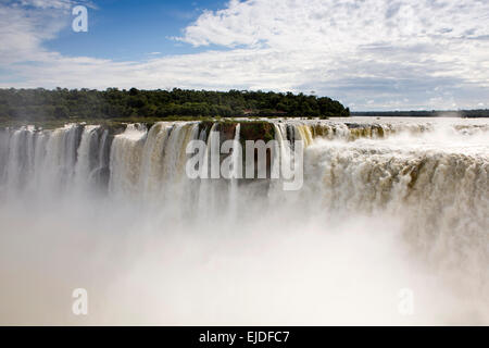 Argentina, Iguazu Falls National Park, La Garganta el Diablo cascata, vista sul Brasile Foto Stock