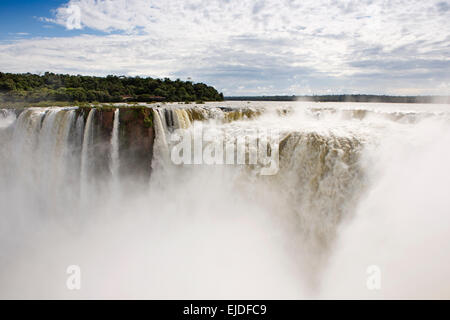 Argentina, Iguazu Falls National Park, La Garganta el Diablo cascata, vista sul Brasile Foto Stock