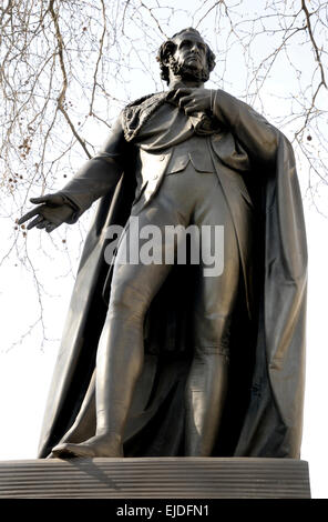 Londra, Inghilterra, Regno Unito. Statua (1874, da Matthew Noble) di George Edward Geoffrey Smith Stanley, XIV Conte di Derby (1799-1869) Foto Stock