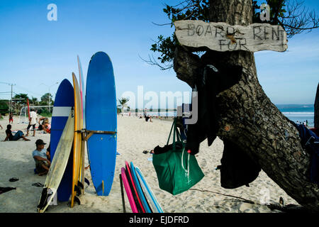 La spiaggia di Kuta Beach, Bali, Indonesia. Scheda per affitto segno sopra le tavole da surf a disposizione dei turisti. Foto Stock