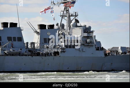 AJAXNETPHOTO. 22ND marzo, 2015. PORTSMOUTH, Inghilterra. - Stati Uniti Distruttore ARRIVO - USS WINSTON CHURCHILL (DDG-81) verso l'interno legato per cinque giorni di R&R visita. La nave è attualmente U.S. CARRIER MEDITERRANEA ESCORT. Foto:TONY HOLLAND/AJAX REF:DTH152203 37327 Foto Stock