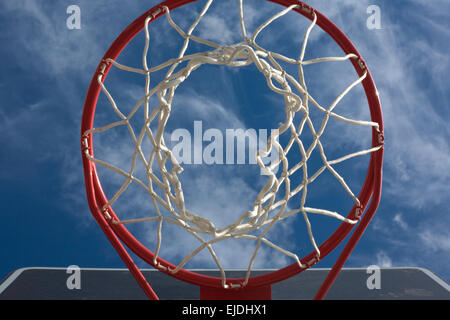 Nuova Basketball hoop dal basso contro un cielo nuvoloso Foto Stock