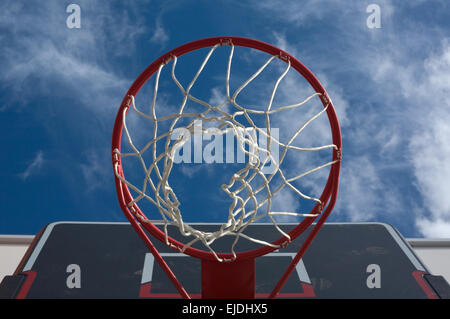 Nuova Basketball hoop dal basso contro un cielo nuvoloso Foto Stock