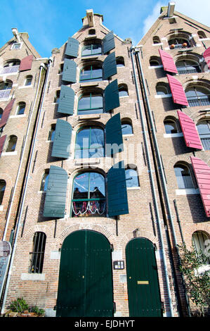 Un 6 livello alto edificio banca Canale di Beagle in Amsterdam. Ex magazzini, questi sono stati convertiti in residenze. Foto Stock