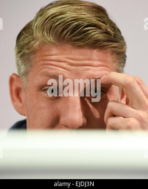 Francoforte sul Meno, Germania. 24 Mar, 2015. Il tedesco giocatore nazionale Bastian SCHWEINSTEIGER gesti durante la conferenza stampa del tedesco della nazionale di calcio in Francoforte sul Meno, Germania, 24 marzo 2015. Il tedesco della nazionale di calcio si prepara a Francoforte per l'amichevole internazionale partita di calcio contro l'Australia il 25 marzo e la UEFA EURO 2016 il qualificatore contro la Georgia il 29 marzo 2015. Foto: ARNE DEDERT/dpa/Alamy Live News Foto Stock