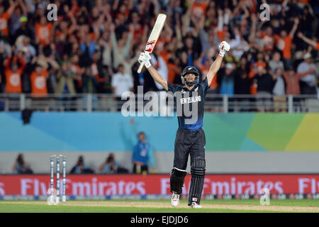 Auckland, Nuova Zelanda, funzione, evidenziare. 24 Mar, 2015. Auckland, Nuova Zelanda - 24 Marzo 2015 - Grant Elliott di Nuova Zelanda celebra durante la ICC Cricket World Cup Match tra la Nuova Zelanda e il Sud Africa in Eden Park il 24 marzo 2015 ad Auckland, in Nuova Zelanda, funzione, evidenziare. Credito: dpa picture alliance/Alamy Live News Foto Stock