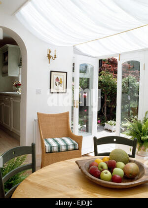 Persiane bianche sul tetto di vetro degli anni novanta in Conservatorio sala da pranzo Foto Stock