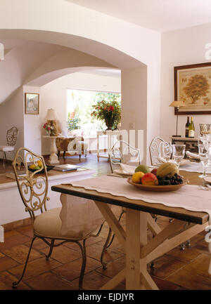 Ferro battuto sedie in legno verniciato tavolo per il pranzo nel paese francese sala da pranzo Foto Stock