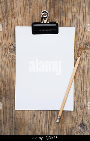 Appunti e fogli di carta bianca su sfondo di legno Foto Stock