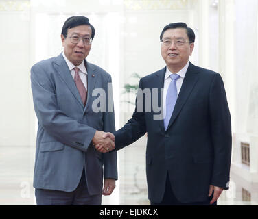 (150324)-- PECHINO, Marzo 24, 2015(Xinhua)-- Zhang Dejiang (R), presidente del comitato permanente del Congresso nazionale del popolo (ANP), tiene colloqui Pornpetch Wichitcholchai, presidente della Thailandia del Assemblea nazionale legislativa, presso la Grande Sala del Popolo di Pechino, capitale della Cina, 24 marzo 2015. (Xinhua/Yao Dawei)(wjq) Foto Stock