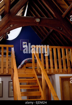 Scale di legno fino a camera in ammezzato con soffitto con travi a vista negli anni novanta convertito cappella Foto Stock