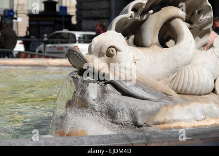 Statua di delfino in una fontana di Piazza Colonna a Roma. Foto Stock