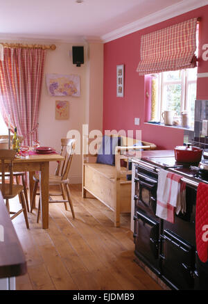 Nero Aga e il pavimento in legno di rosa degli anni novanta cucina sala da pranzo Camera Foto Stock