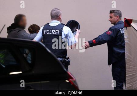 Dusseldorf, Germania. 24 Mar, 2015. Gli ufficiali di polizia di accompagnare i parenti dei passeggeri del si è schiantato un aeromobile di tipo Airbus A320 azionato dal bilancio tedesco " Compagnia aerea Germanwings' attraverso l'aeroporto di Duesseldorf, Germania, 24 marzo 2015. Germanwings volo 4U 9525 da Barcellona a Duesseldorf si schiantò vicino a Barcelonnette, nel dipartimento delle Alpes-de-Haute-Provence, Francia, con più di 140 passeggeri ed equipaggio sei a bordo, tedesco del controllo del traffico aereo detto 24 marzo 2015. Le relazioni suggeriscono che nessuno dei passeggeri a bordo sono sopravvissute. Credito: dpa picture alliance/Alamy Live News Foto Stock