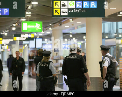 Dusseldorf, Germania. 24 Mar, 2015. Gli ufficiali Poice stand presso l'aeroporto di Duesseldorf, Germania, 24 marzo 2015. Germanwings volo 4U 9525 da Barcellona a Duesseldorf si schiantò vicino a Barcelonnette, nel dipartimento delle Alpes-de-Haute-Provence, Francia, con più di 140 passeggeri ed equipaggio sei a bordo, tedesco del controllo del traffico aereo detto 24 marzo 2015. Le relazioni suggeriscono che nessuno dei passeggeri a bordo sono sopravvissute. Credito: dpa picture alliance/Alamy Live News Foto Stock