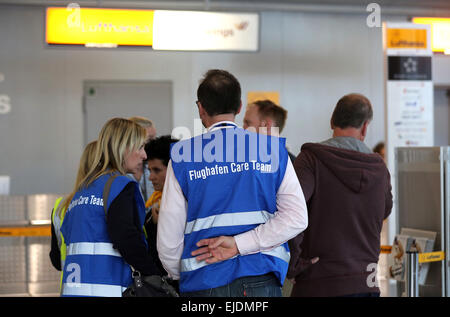 Dusseldorf, Germania. 24 Mar, 2015. I dipendenti del team di assistenza di stand presso l'aeroporto di Duesseldorf, Germania, 24 marzo 2015. Germanwings volo 4U 9525 da Barcellona a Duesseldorf si schiantò vicino a Barcelonnette, nel dipartimento delle Alpes-de-Haute-Provence, Francia, con più di 140 passeggeri ed equipaggio sei a bordo, tedesco del controllo del traffico aereo detto 24 marzo 2015. Le relazioni suggeriscono che nessuno dei passeggeri a bordo sono sopravvissute. Credito: dpa picture alliance/Alamy Live News Foto Stock