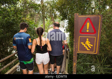 Argentina, Iguazu Falls, Circuito Inferiore, circuito di abbassamento del marciapiede, pericolo, scivoloso passo segno di avvertimento Foto Stock