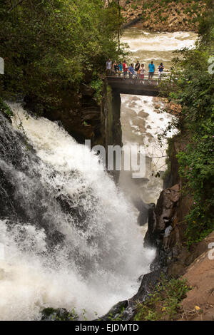 Argentina, Iguazu Falls, Circuito Inferiore, circuito inferiore, turisti sul ponte sopra Saltar Lanusse cascata Foto Stock