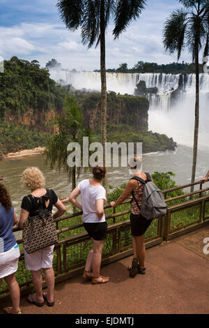 Argentina, Iguazu Falls, Circuito Inferiore, circuito inferiore, i turisti a Mirador el Penon Foto Stock