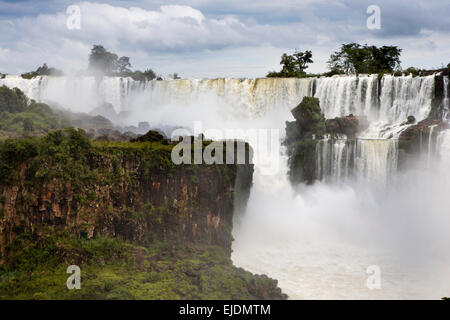 Argentina, Iguazu Falls, Salto, Mbigua e Barnabe Mendez al di là di Isla San Martin Foto Stock