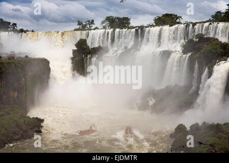 Argentina, Iguazu Falls, Gran Aventura, avventura turistica barche al di sotto di Salto San Martin, Mbigua e Barnabe Mendez Foto Stock