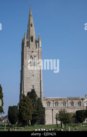 Chiesa del paese con alta guglia Foto Stock