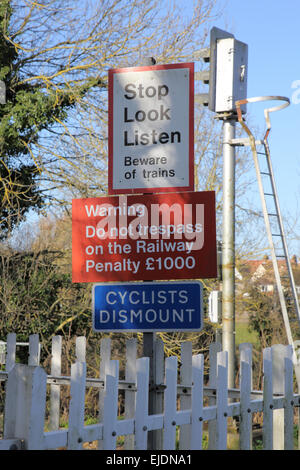 Indicazioni e avvertenze in corrispondenza di un incrocio ferroviario in rye in east sussex Foto Stock