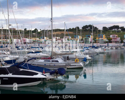 Barche ormeggiate presso il porto turistico di Albufeira, Algarve, Portogallo, Europa Foto Stock