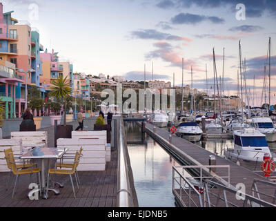 Barche e yacht presso il porto turistico di Albufeira, Algarve, Portogallo, Europa Foto Stock