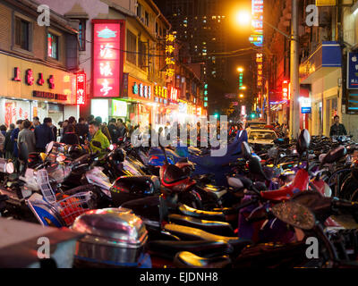 Moto parcheggiate su una strada a Shanghai in Cina Foto Stock