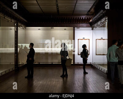 Persona di visitare la Galleria degli Antichi La calligrafia cinese presso il Museo di Shanghai in Cina a Shanghai Foto Stock