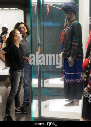 Caucasian i turisti che visitano la Galleria delle Arti e dei mestieri del Museo di Shanghai in Cina a Shanghai Foto Stock