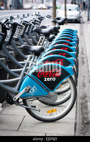 Dublino regime di moto biciclette allineati in corrispondenza della stazione sponsorizzato da Coca Cola Zero Foto Stock