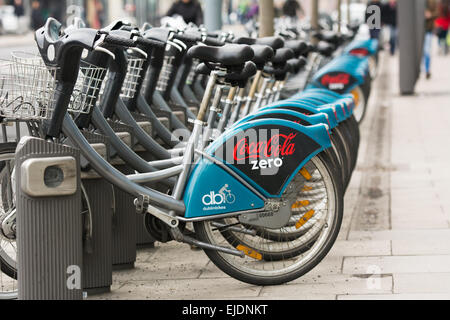 Dublino regime di moto biciclette allineati in corrispondenza della stazione sponsorizzato da Coca Cola Zero Foto Stock